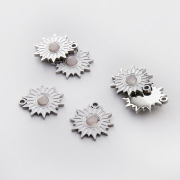 Zawieszka ze stali chirurgicznej słoneczko różowym kryształem górskim w kolorze srebrnym 17mm