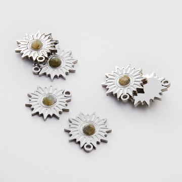 Zawieszka ze stali chirurgicznej słoneczko z labradorytem w kolorze srebrnym 17mm