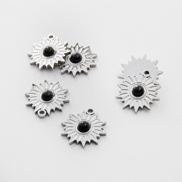 Zawieszka ze stali chirurgicznej słoneczko z onyksem w kolorze srebrnym 17mm