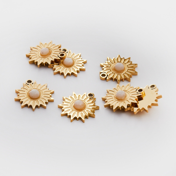 Zawieszka ze stali chirurgicznej słoneczko kamieniem księżycowym w kolorze złotym 17mm PVD