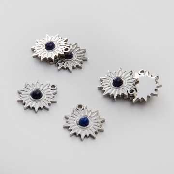 Zawieszka ze stali chirurgicznej słoneczko lapis lazuli w kolorze srebrnym 17mm