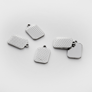 Zawieszka ze stali chirurgicznej grawerowana prostokąt we wzorkI w kolorze srebrnym 15mm