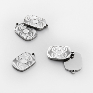 Zawieszka ze stali chirurgicznej grawerowana owal we wzorki w kolorze srebrnym 16mm