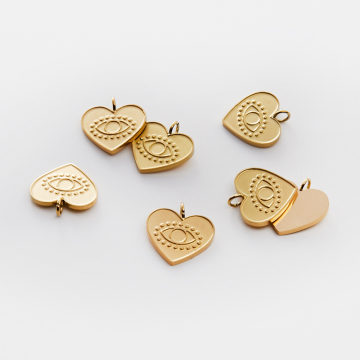 Zawieszka ze stali chirurgicznej grawerowana serce z oczkiem w kolorze złotym 15,5mm PVD