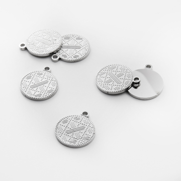 Zawieszka ze stali chirurgicznej grawerowana kółko we wzorki w kolorze srebrnym 17,5mm