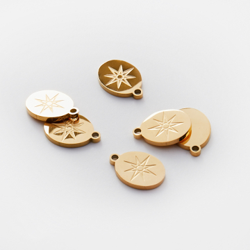 Zawieszka ze stali chirurgicznej grawerowana róża wiatrów w owalu w kolorze złotym 13mm PVD