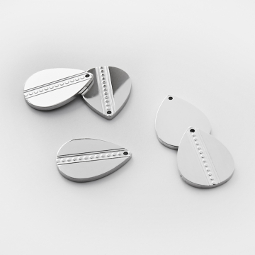 Zawieszka ze stali chirurgicznej grawerowana łezka ze wzorkiem w kolorze srebrnym 19mm