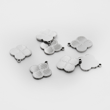 Zawieszka ze stali chirurgicznej grawerowana koniczyna marokańska w kolorze srebrnym 17mm