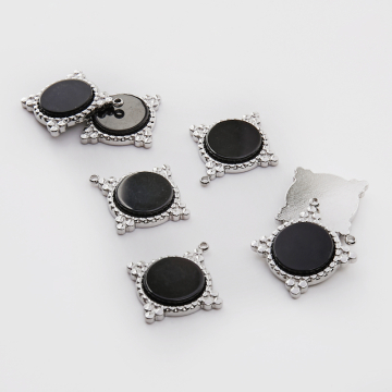 Zawieszka ze stali chirurgicznej kółko z onyksem w kolorze srebrnym 25mm