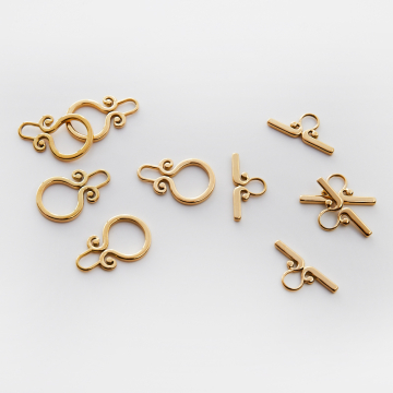 Zapięcie toggle ze stali chirurgicznej z zawijasami w kolorze złotym 15mm PVD