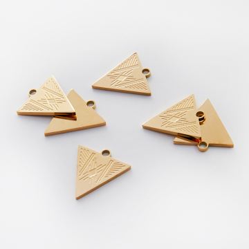 Zawieszka ze stali chirurgicznej trójkąt aztecki w kolorze złotym 19mm PVD