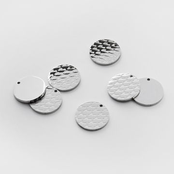 Zawieszka ze stali chirurgicznej kółko z napisem love w kolorze srebrnym 15mm