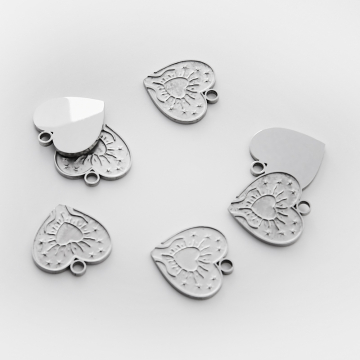 Zawieszka ze stali chirurgicznej serce ozdobne w kolorze srebrnym 18mm