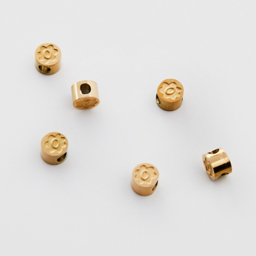 Koralik ze stali chirurgicznej okrągły z kwiatkiem w kolorze złotym 5mm PVD