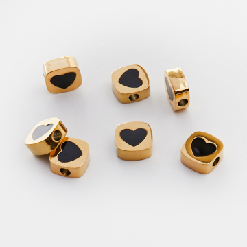 Koralik ze stali chirurgicznej emaliowany czarne serce w kolorze złotym 8x8mm PVD
