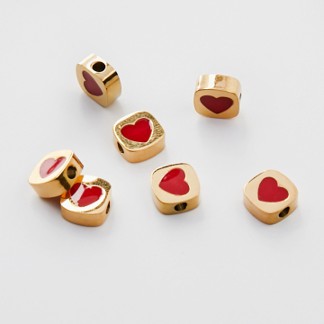 Koralik ze stali chirurgicznej emaliowany czerwone serce w kolorze złotym 8x8mm PVD