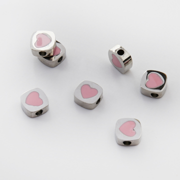 Koralik ze stali chirurgicznej emaliowany różowe serce w kolorze srebrnym 8x8mm