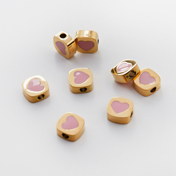 Koralik ze stali chirurgicznej emaliowany różowe serce w kolorze złotym 8x8mm PVD