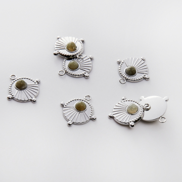 Zawieszka ze stali chirurgicznej kółko z wypustkami z labradorytem w kolorze srebrnym 17,5mm