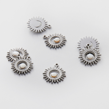 Zawieszka ze stali chirurgicznej słoneczko z masą perłową w kolorze srebrnym 20,5mm