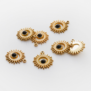 Zawieszka ze stali chirurgicznej słoneczko z onyksem w kolorze złotym 20,5mm PVD