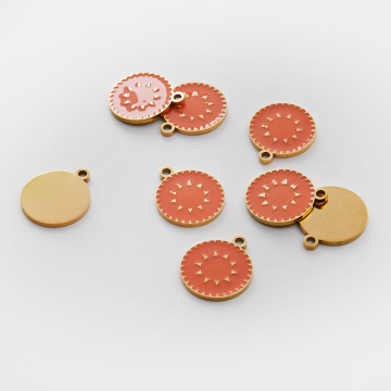 Emaliowana zawieszka ze stali chirurgicznej kółko łososiowe w kolorze złotym 18mm PVD