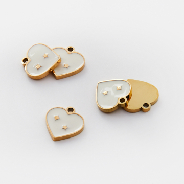 Emaliowana zawieszka ze stali chirurgicznej serce z gwiazdkami białe w kolorze złotym 10mm PVD