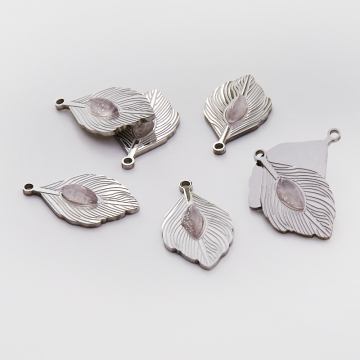 Zawieszka ze stali chirurgicznej pawie pióro z kryształem górskim w kolorze srebrnym 26mm