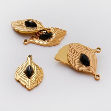 Zawieszka ze stali chirurgicznej pawie pióro z onyksem w kolorze złotym 26mm PVD