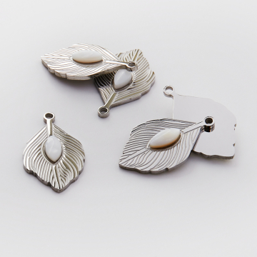 Zawieszka ze stali chirurgicznej pawie pióro z masą perłową w kolorze srebrnym 26mm