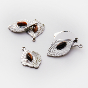 Zawieszka ze stali chirurgicznej pawie pióro z tygrysim okiem w kolorze srebrnym 26mm