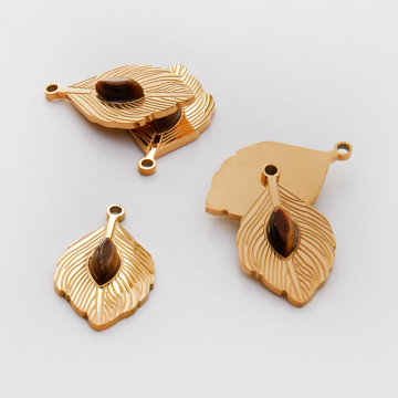 Zawieszka ze stali chirurgicznej pawie pióro z tygrysim okiem w kolorze złotym 26mm PVD