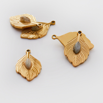 Zawieszka ze stali chirurgicznej pawie pióro z labradorytem w kolorze złotym 26mm PVD