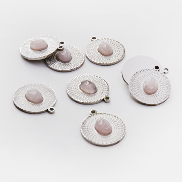 Zawieszka ze stali chirurgicznej kółko nacinane z różowym kryształem górskim w kolorze srebrnym 21mm