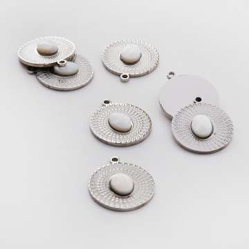 Zawieszka ze stali chirurgicznej kółko nacinane z masą perłową w kolorze srebrnym 21mm