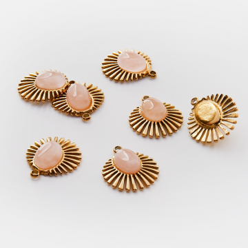 Zawieszka ze stali chirurgicznej wachlarz z różowym kryształem górskim w kolorze złotym 15,5mm PVD