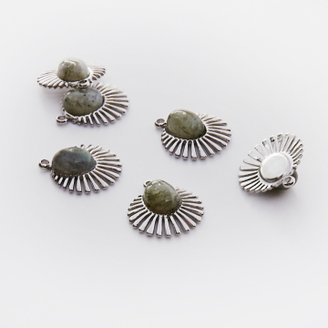 Zawieszka ze stali chirurgicznej wachlarz z labradorytem w kolorze srebrnym 15,5mm