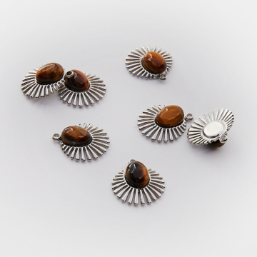 Zawieszka ze stali chirurgicznej wachlarz z tygrysim okiem w kolorze srebrnym 15,5mm