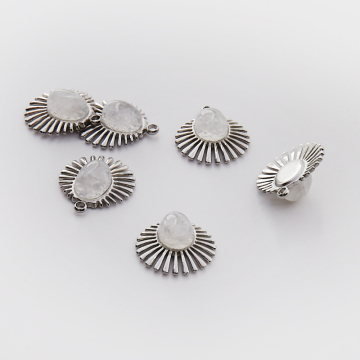 Zawieszka ze stali chirurgicznej wachlarz z kryształem górskim w kolorze srebrnym 15,5mm