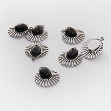 Zawieszka ze stali chirurgicznej wachlarz z onyksem w kolorze srebrnym 15,5mm