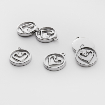 Zawieszka ze stali chirurgicznej kółko z serduszkiem w kolorze srebrnym 17mm