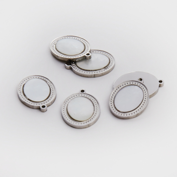 Zawieszka ze stali chirurgicznej owal z masą perłową w kolorze srebrnym 16mm