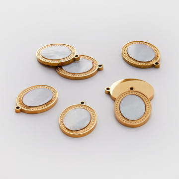 Zawieszka ze stali chirurgicznej owal z masą perłową w kolorze złotym 16mm PVD