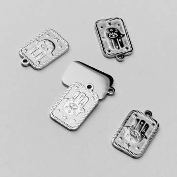 Zawieszka ze stali chirurgicznej ręka Fatimy w prostokącie w kolorze srebrnym 17mm