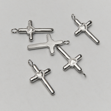 Zawieszka ze stali chirurgicznej krzyż z sercem w kolorze srebrnym 22mm