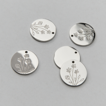 Zawieszka ze stali chirurgicznej kółko z grawerem polne kwiatki w kolorze srebrnym 13mm