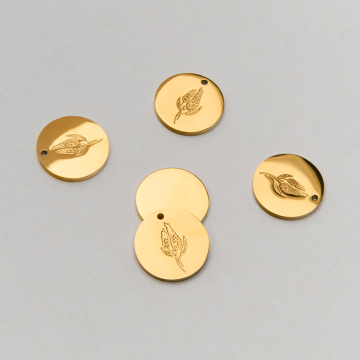 Zawieszka w kształcie koła z delikatnym grawerem kwiatów budlei Dawida w kolorze złotym 13mm PVD