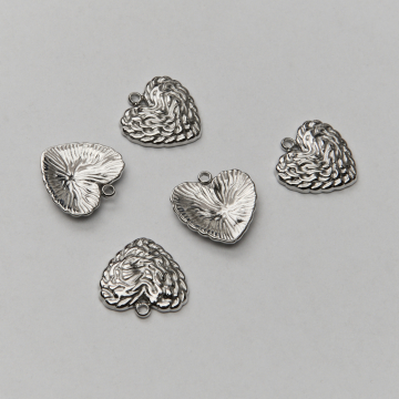 Zawieszka ze stali chirurgicznej serce plecione w kolorze srebrnym 14mm