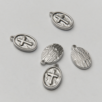 Zawieszka ze stali chirurgicznej krzyż w owalu w kolorze srebrnym 16,5mm