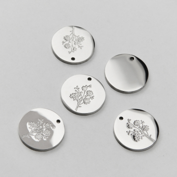 Zawieszka ze stali chirurgicznej kółko z grawerem kwiaty rumianku w kolorze srebrnym 13mm